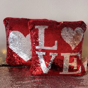 NWT LOVE 12” x 12” Pillow Set by Two’s Company
Great for Valentine’s Day ❤️